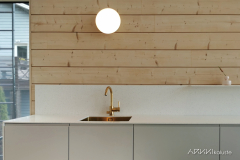 Keittiön Himacs allastaso messinkialtaalla ja hanalla