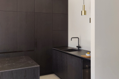 Tässä keittiössä pienkoneet piilossa