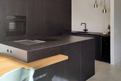 Integroidut pistorasiat ruokapöydän ja kokin kaverina