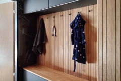 Käytännöllinen pukuhuoneen kalusteryhmä