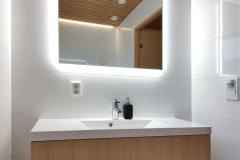 Valaistulla peilillä tunnelmaa wc tilaan