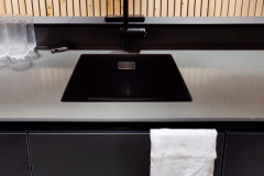 Altapäin asennettu komposiittiallas ja himacs-taso