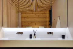 Kuutio-allaskaluste kahdella altaalla