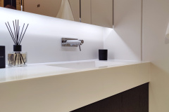 Kuutio-allaskaluste reunavahvistuksella