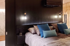 Tammiviiluseinä jatkuu yhtenäisenä makuuhuoneeseen.