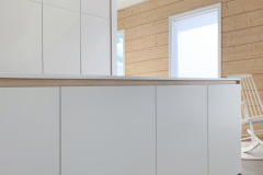 Iso moderni keititö hirsitalossa