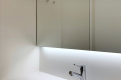 Valkoinen kuutio allastaso