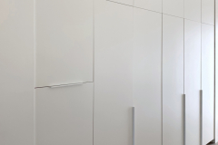 Valkoinen pelkistetty kalusteseinä rauhoittaa