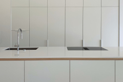 Pelkistetty keittiö sopii avaraan tilaan