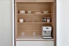 Täyskorkea aamiaiskaappi kauniilla koivusydämellä