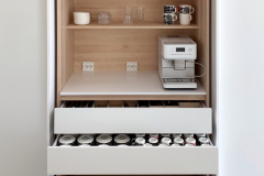 Täyskorkea aamiaiskaappi