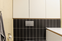 Wc-kotelon ja katon väliin asennetut kalusteet