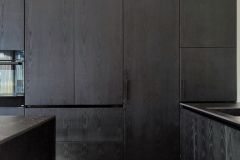 Rauhallinen ja luonnollinen tunnelma mustalla läpivärjätyllä saarnilla