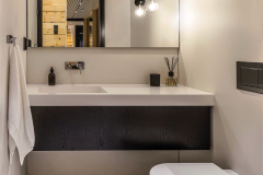 Minimalistinen allaskaluste seinähanalla