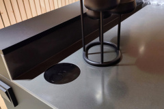 Tasoon integroitu pistorasia