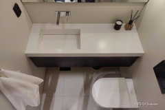 Kuutio-allaskaluste seinästä seinään