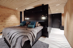 Tammiviiluseinä jatkuu yhtenäisenä makuuhuoneeseen.