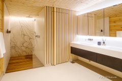 Ylellinen kylpyhuone tupla-altaalla