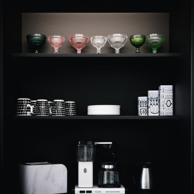 Täysmusta aamiaiskaappi