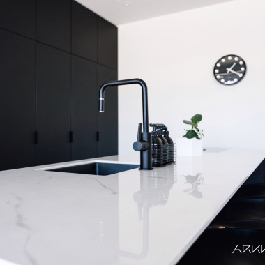 Kaunis keraaminen taso mustassa keittiössä,