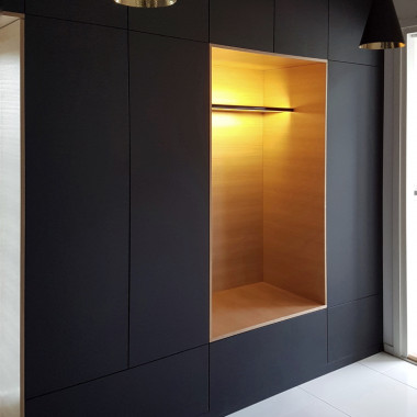 Musta minimalistinen eteinen