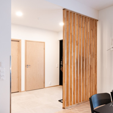 Rimaseinä suojaa sopivasti eteisestä keittiöön