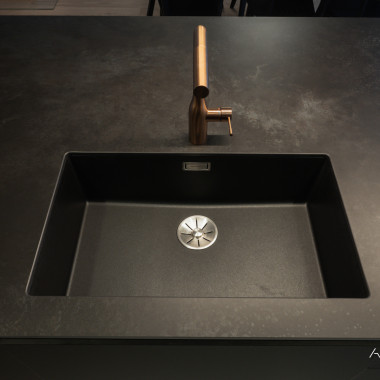 Jättiallas keittiössä