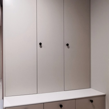 Greige eteiskaluste taiteovella