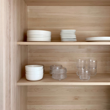 Aamiaiskaapissa on näppärä säilyttää käytetyimmät astiat