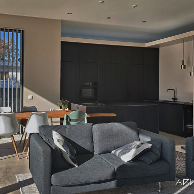 Moderni tilaasäästävä ratkaisu ruokapöydän ja saarekkeen yhdistelmällä