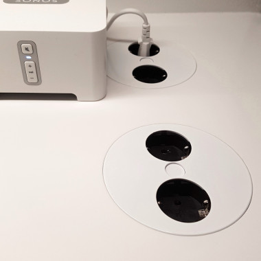 Kaksiosainen integroitu pistorasia