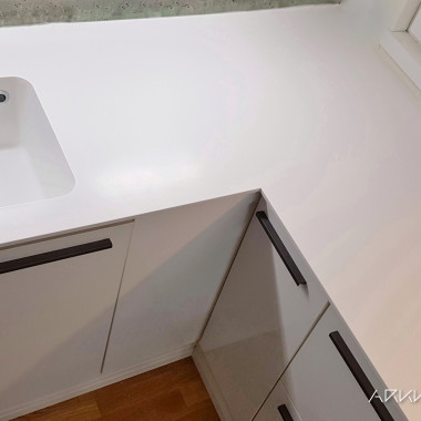 Saumaton L-taso ja integroitu hi-macs allas