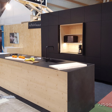 Arkkikeittiö mustalla ovella ja kuusisydämellä