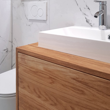 Massiivitamminen kylpyhuonekaluste malja-altaalla