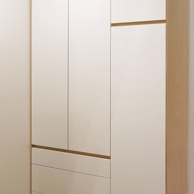 Valkoinen eteiskaluste