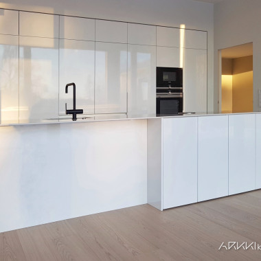 Kiiltävänvalkoinen keittiö
