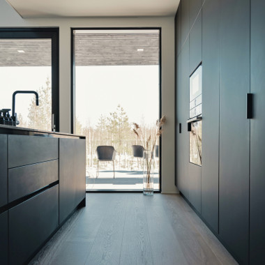 Pelkistetty musta keittiö, jossa integroidut kodinkoneet