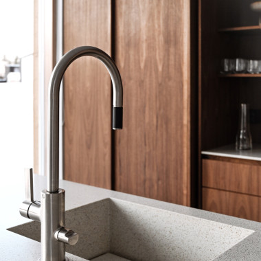 Keittiön himacs allas antaa saarekkeelle viimeistellyn ilmeen