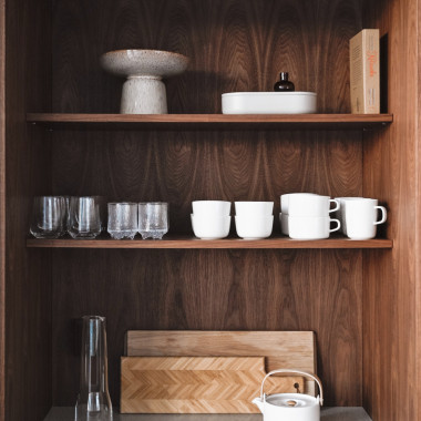 Tunnelmallinen pähkinä aamiaiskaappi