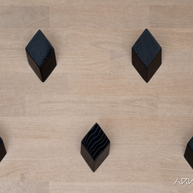 Mustat zalmiak nupit tammiseinällä