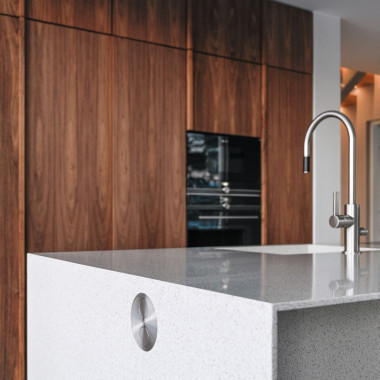 Integroitu pistorasia himacs saarekkeen päädyssä