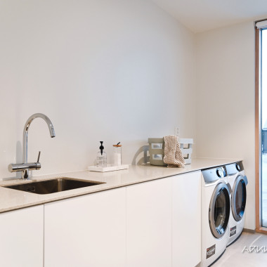 Minimalistinen ja avara kodinhoitohuone