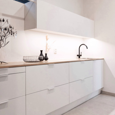 Tammitaso tuo lämpöä valkoiseen kodinhoitohuoneeseen