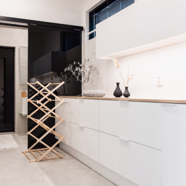 Tammitaso tuo lämpöä valkoiseen kodinhoitohuoneeseen