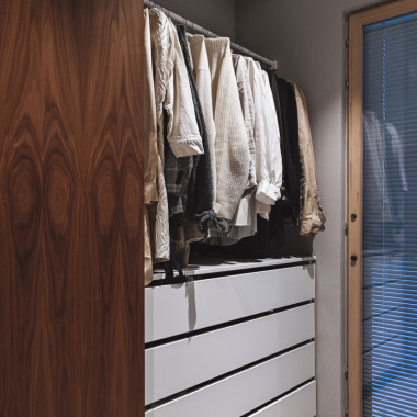 Vaatesäilytys yksinkertaisen tyylikkäästi.