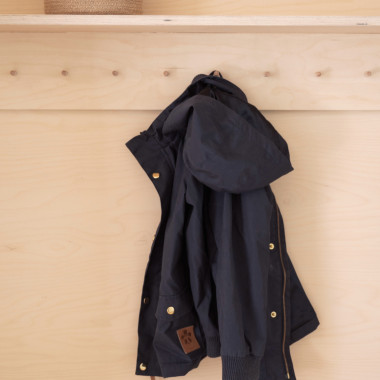 Arkieteisen koivusyvennys ja -naulakko