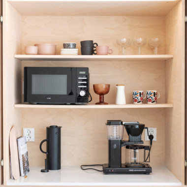 Koivuinen aamiaiskaappi