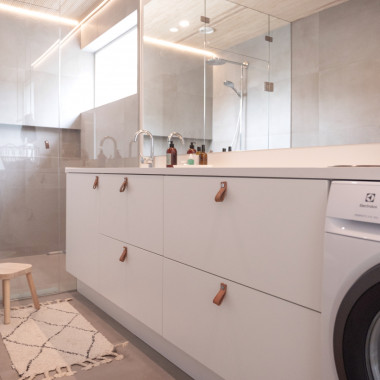 Valkoinen kodinhoitohuone nahkaisilla vetimillä