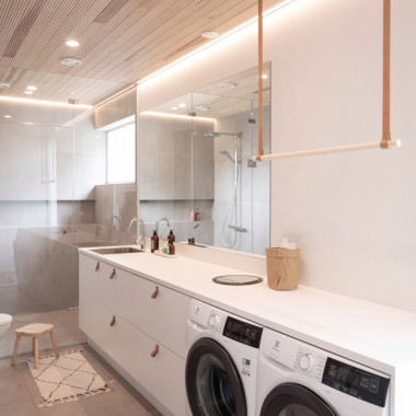 Valkoinen kodinhoitohuone nahkaisilla yksityiskohdilla