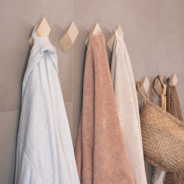 Koivuiset zalmiak nupit kylpyhuoneessa